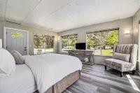 BIRCH COTTAGE - Modern Lake House w/ shared Frontage on Thayer Lake