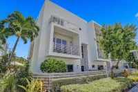 LUXURY STAY  W/BEACH, POOL, GYM, and SPA! Restaurants & bars across street also!