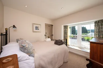 Charming Fully Refurbished Garden Cottage Hôtels à : 