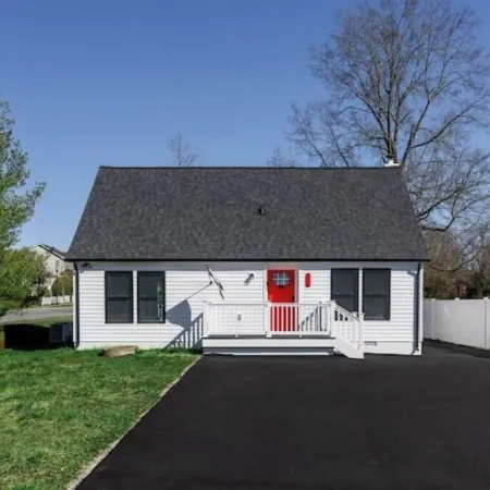 Tip Of The Town Fresh and New 3 Bedroom Nest