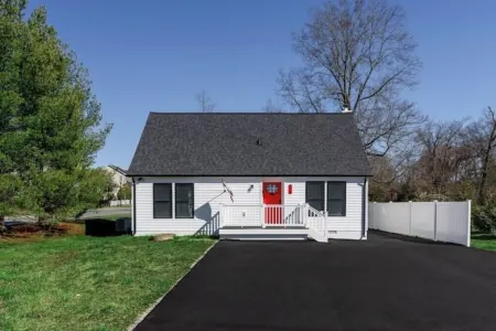 Tip Of The Town Fresh and New 3 Bedroom Nest