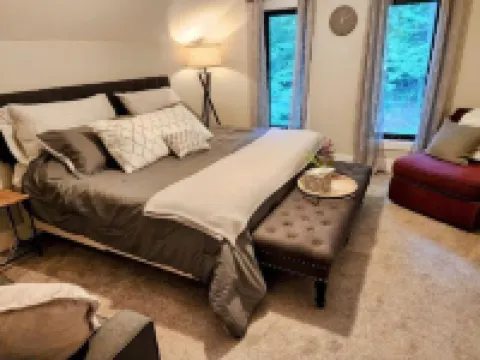 Secluded Cabin; Mountain Chalet w/ Hot Tub on 5 acre lot