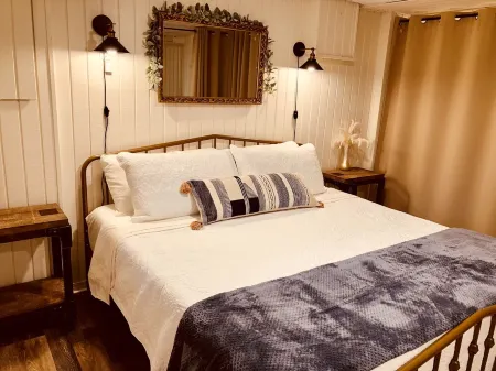 Tranquil Wooded King Bed Suite Close to Everything