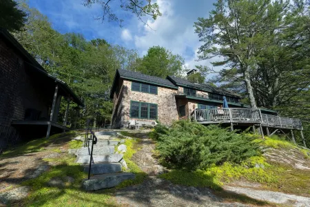 Luxurious Lakefront Home, Now Booking Summer 2026 Отели в г. Кэмден