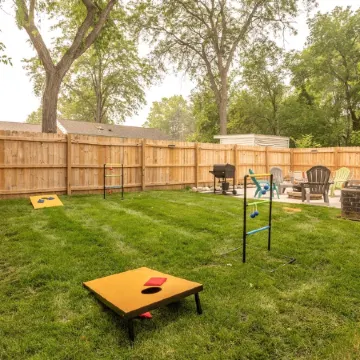 Escape to the Lake! Walk to water & local dining!