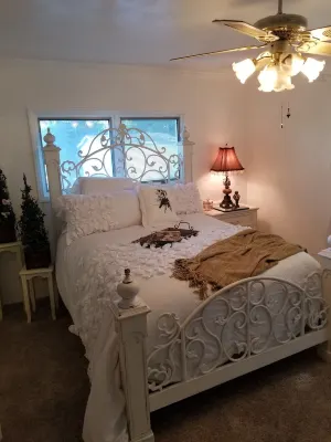 Private Bedroom and full bathroom in the heart of Bakersfield Hôtels à proximité de : Harmony Ca