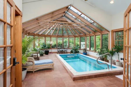 The Sunroom Suite-3 Spacious Rooms, Full Kitchen 20 Minutes to Ocean