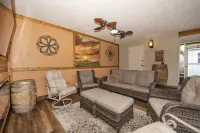 Gulfport Beach Vacation Rental, 2 Bedroom WINE CELLAR THEMED, 5 Star Beach House