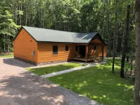 Northern MI Log Cabin Inn–Hot Tub, Trails, Golf, Trails, Nature, Snowmobile, Ski - 小木屋
