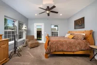 Three Suites Lodge, Full Private Bathrooms!