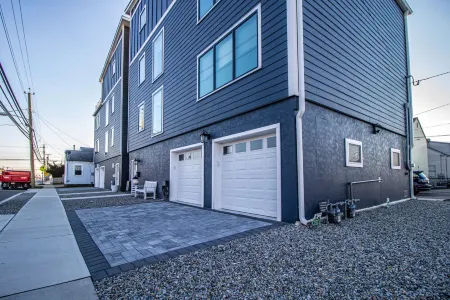 Spacious 4Br with Rooftop Deck – Ocean Views & Beach Access