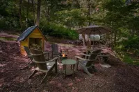 Covered Wagon Camping along Creek, Sleeps 4 Hotel in zona Leaman's Place Covered Bridge