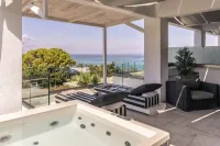 Blue Carpet Luxury Suites - Hot Tub