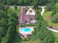 Private House Retreat on Beautiful Lake Hartwell with Private Pool 哈特縣酒店