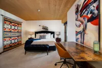 Stylish Ski-In/Ski-Out Condo – 2 Minutes to Gondola & Ski Lifts