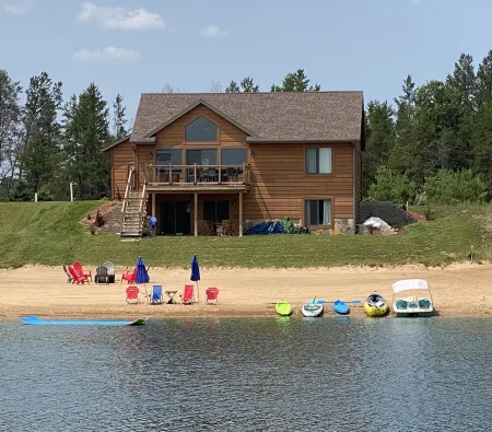 Fun on the Beach, minutes from Castle Rock Lake! EV friendly too! -Hot Tub-!