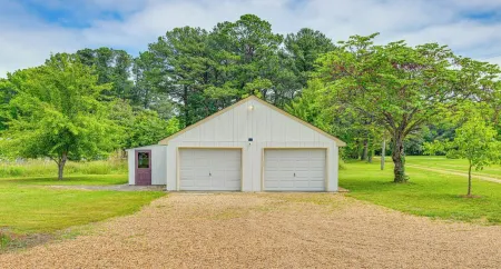 Riverfront Virginia Home - Dock, Fire Pit & Kayaks