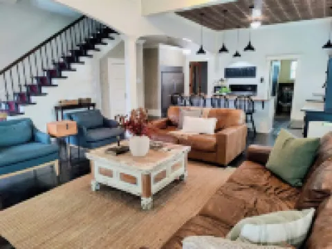 The Conner House-Walk to Magnolia!