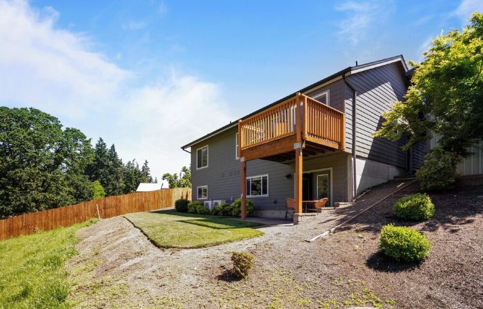 Stylish Two-Story Getaway on Keizer's Quiet Outskirts