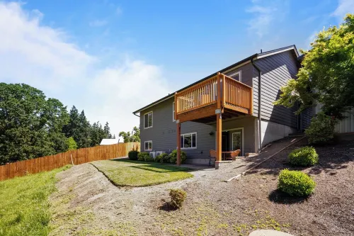 Stylish Two-Story Getaway on Keizer's Quiet Outskirts