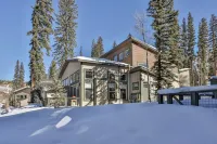 Hygge Cabin—Elegant, Pet-Friendly Escape with Ski Shuttle and Serene Setting