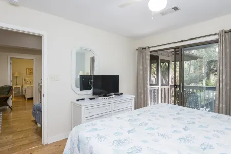 SeaGlass Kiawah – Stylish Cottage Steps from Beach, Pools & Golf