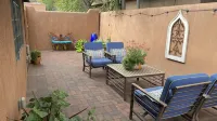 Discount for 7 days. Walk to Square! Near many Restaurants/music.Parking.Patio