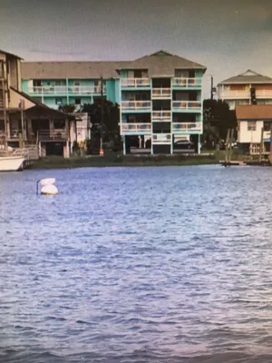 Spacious Condo! Great Beach and Location! Awesome Sunsets! Linens provided!