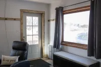 The Yellow Door Place! Convenient & Sleeps 6!