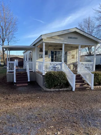 Great location just across the street from Reelfoot Lake close to boat ramps