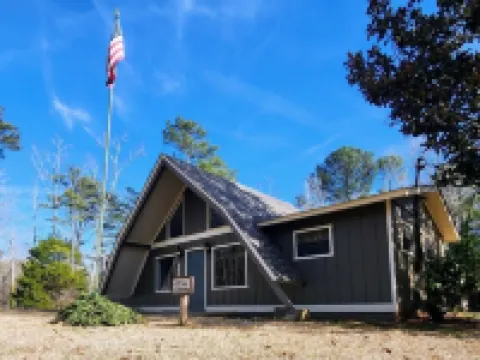 Comfortable 2 Bedroom Cabin - 3 min to Roosevelt State Park. WIFI & Self Checkin