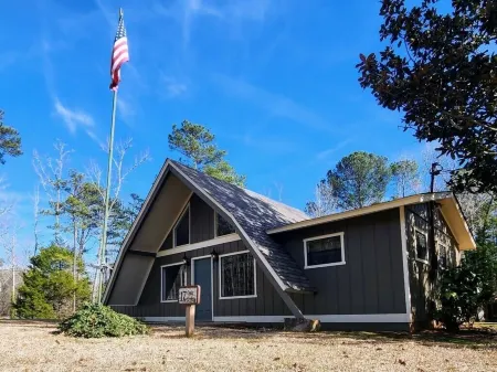 Comfortable 2 Bedroom Cabin - 3 min to Roosevelt State Park. WIFI & Self Checkin