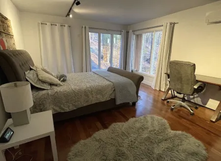 Mid-Century modern Lakeview Stay