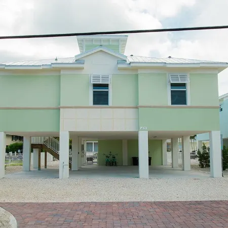 4 Bedroom 3 Full Bath Home on Canal in Marathon w/Private 35 foot dock