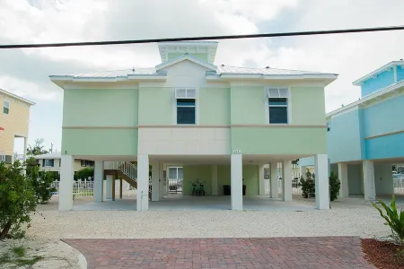 4 Bedroom 3 Full Bath Home on Canal in Marathon w/Private 35 foot dock