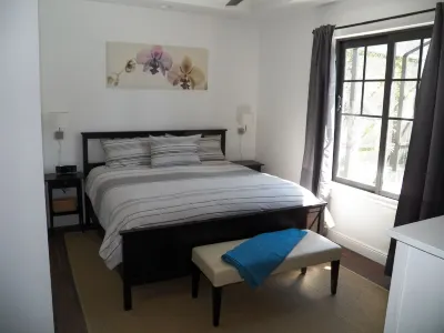 Modern pool villa, minutes from beaches, golf & shopping, free Wifi & Parking