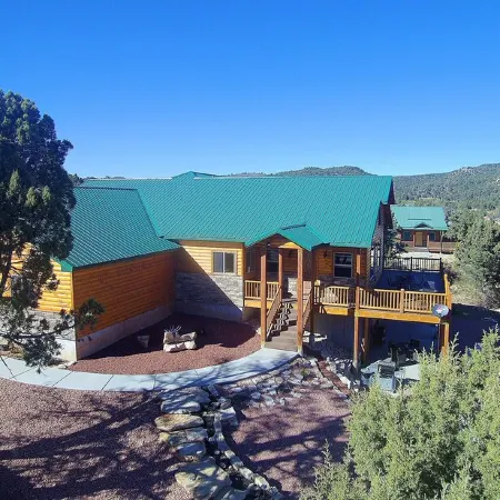 “Luxury Cabin Minutes from Zion East Entrance Views & Hot Tub”