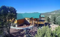 “Luxury Cabin Minutes from Zion East Entrance Views & Hot Tub” - Pools