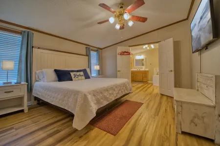 Dandridge House at the Lake Отели рядом с достопримечательностью «MRT»