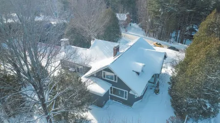 Walk to Village View Lake Placid Hot Tub, Fire Pit, Volleyball, Kids Playground