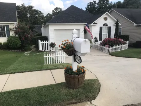 Clean Cozy Cottage Ideally Located