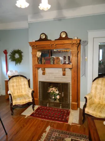 Luxury Lodging in the Heart of Historic Downtown Gonzales Отели в г. Гонзалес