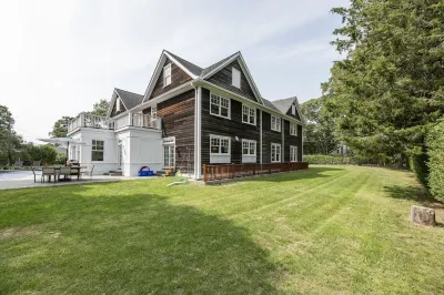Mansion Near the Bay. 7 bedrooms! Chef’s kitchen.
