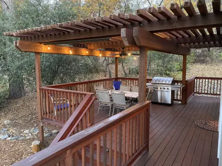 Yosemite Inn at Pine Mountain Lake, Groveland. Gateway to Yosemite National Park