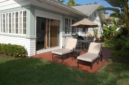 Beach block near Pier shops and restaurants, Historic cottage 3 bedrooms 2 1/2 B Отели рядом с достопримечательностью «Нейплс Пир»