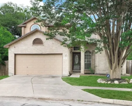 Spacious 5-bedroom house with private pool in a central San Antonio location. โรงแรมในLive Oak