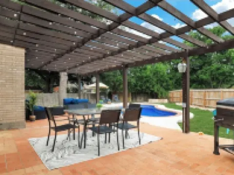 Spacious 5-bedroom house with private pool in a central San Antonio location. โรงแรมในLive Oak