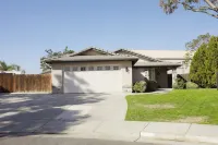 3-bedroom house in wonderful Bakersfield with WiFi, AC Hotels near Albertsons