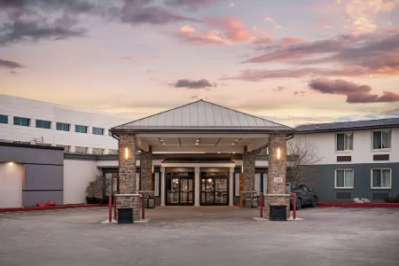 Best Western Green Bay Inn Conference Center Отели в г. Ашваюбенон