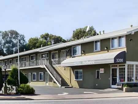 Hotel Parmani Отели рядом с достопримечательностью «Люси Эванс Бейлендс Нейчер Интерпретив Сентер»